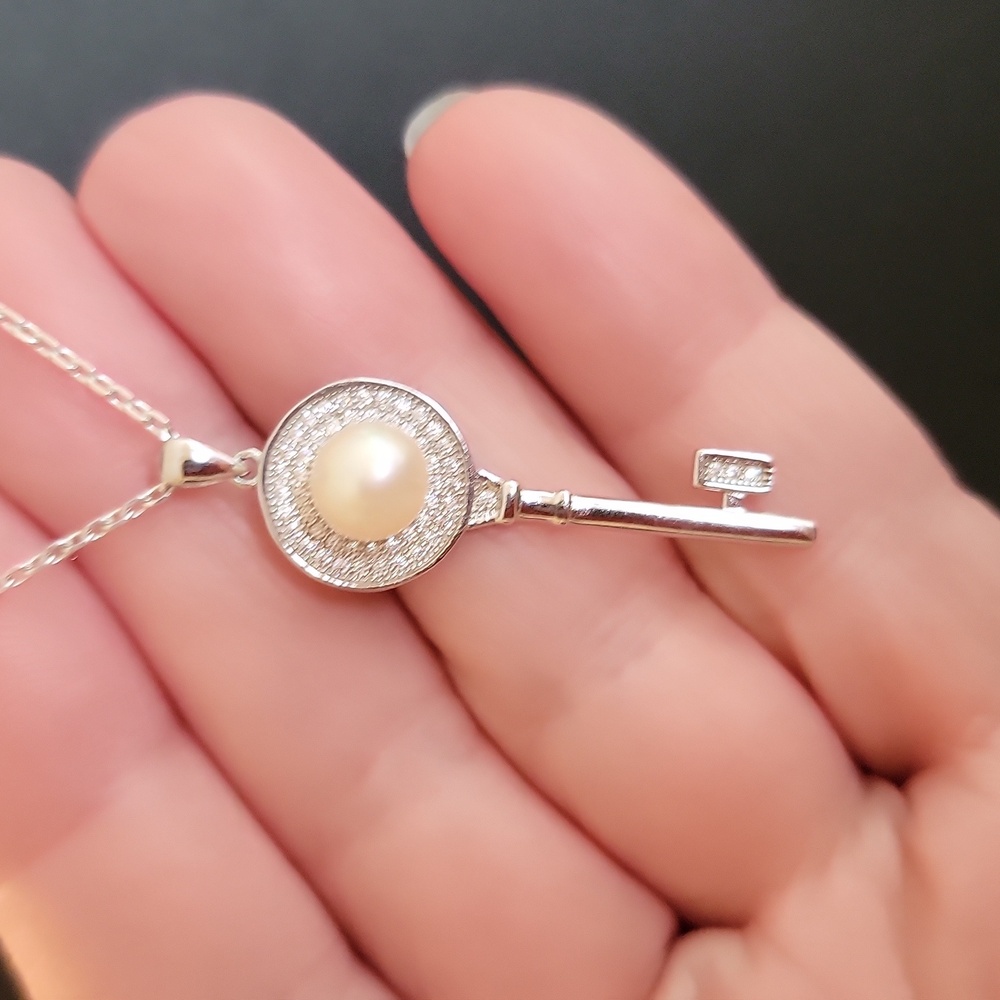 Vantel Pearl  sterling Treasure Key Pendant on 18" sterling necklace